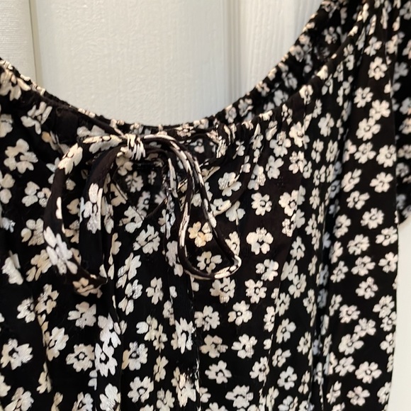 Abercrombie and Fitch black and white floral  top size XS - Picture 6 of 7
